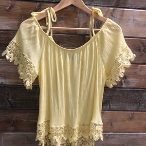 BCX beautiful cold shoulder top. Size M.
